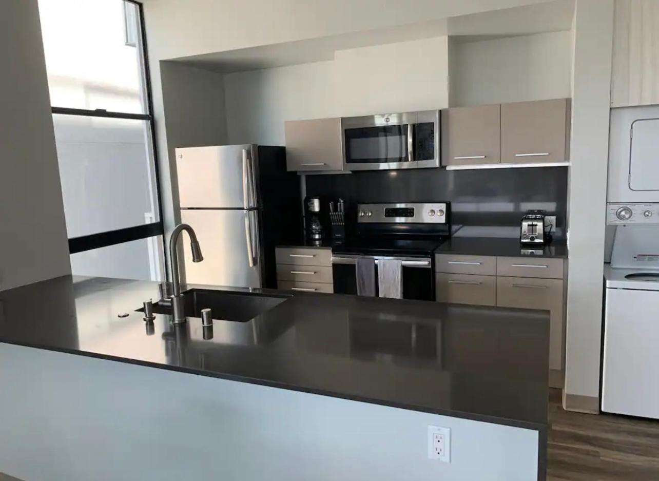 Modern 2-bedroom In Little Italy