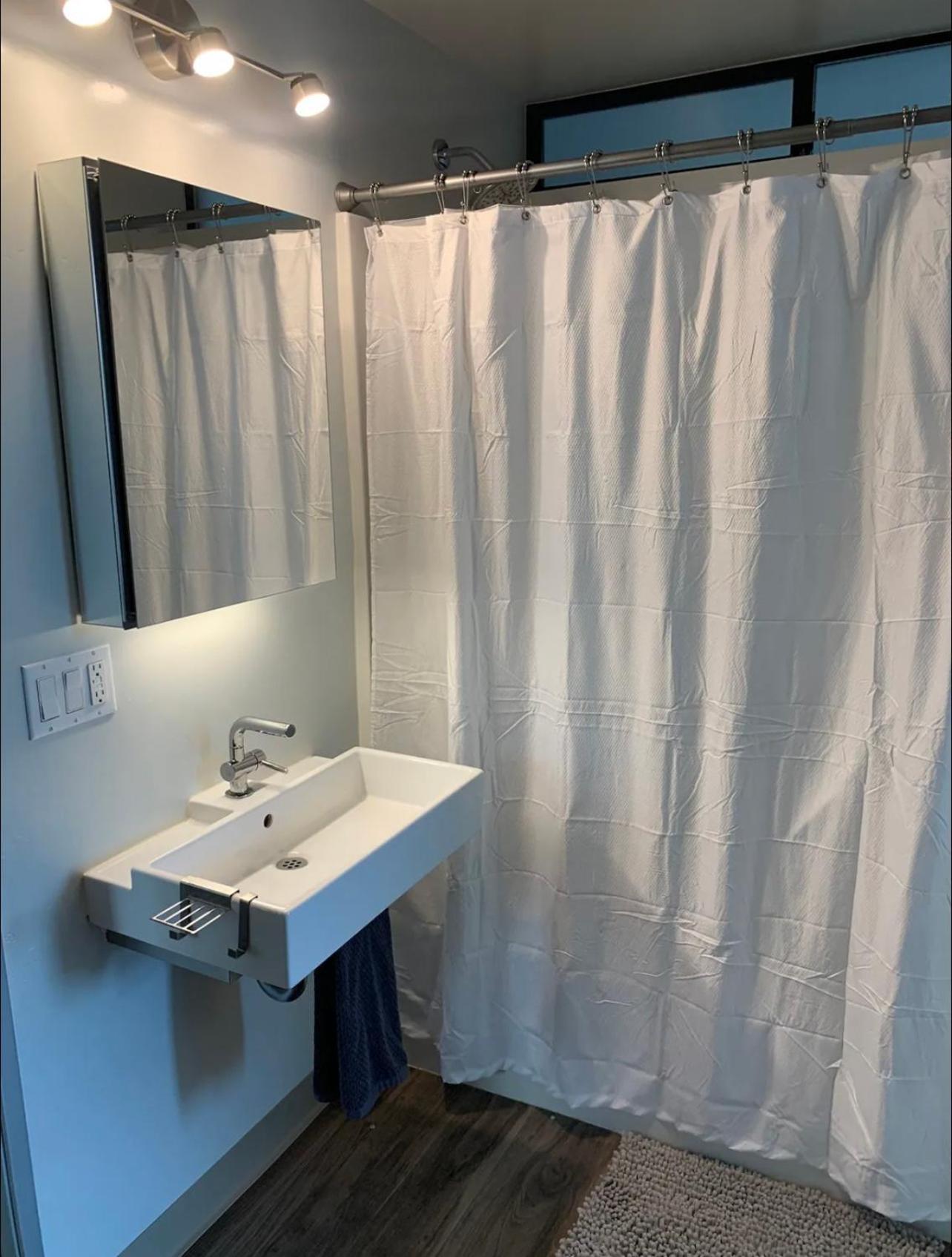 Modern 2-bedroom In Little Italy