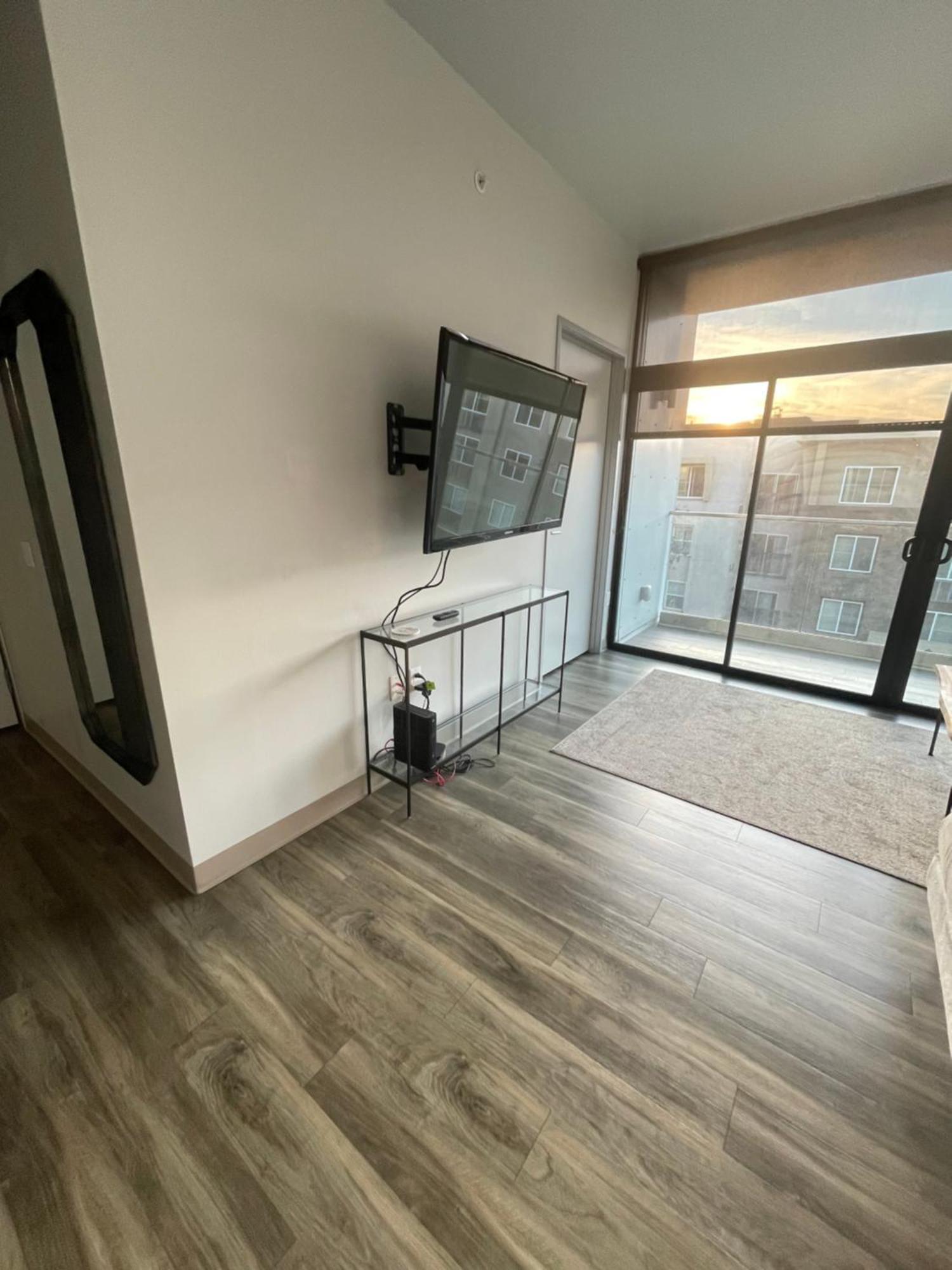 Modern 2-bedroom In Little Italy Apartment *